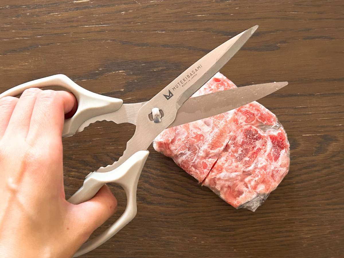 まな板も包丁も不要。冷凍肉でもザクザク切れるハサミが、時短調理の