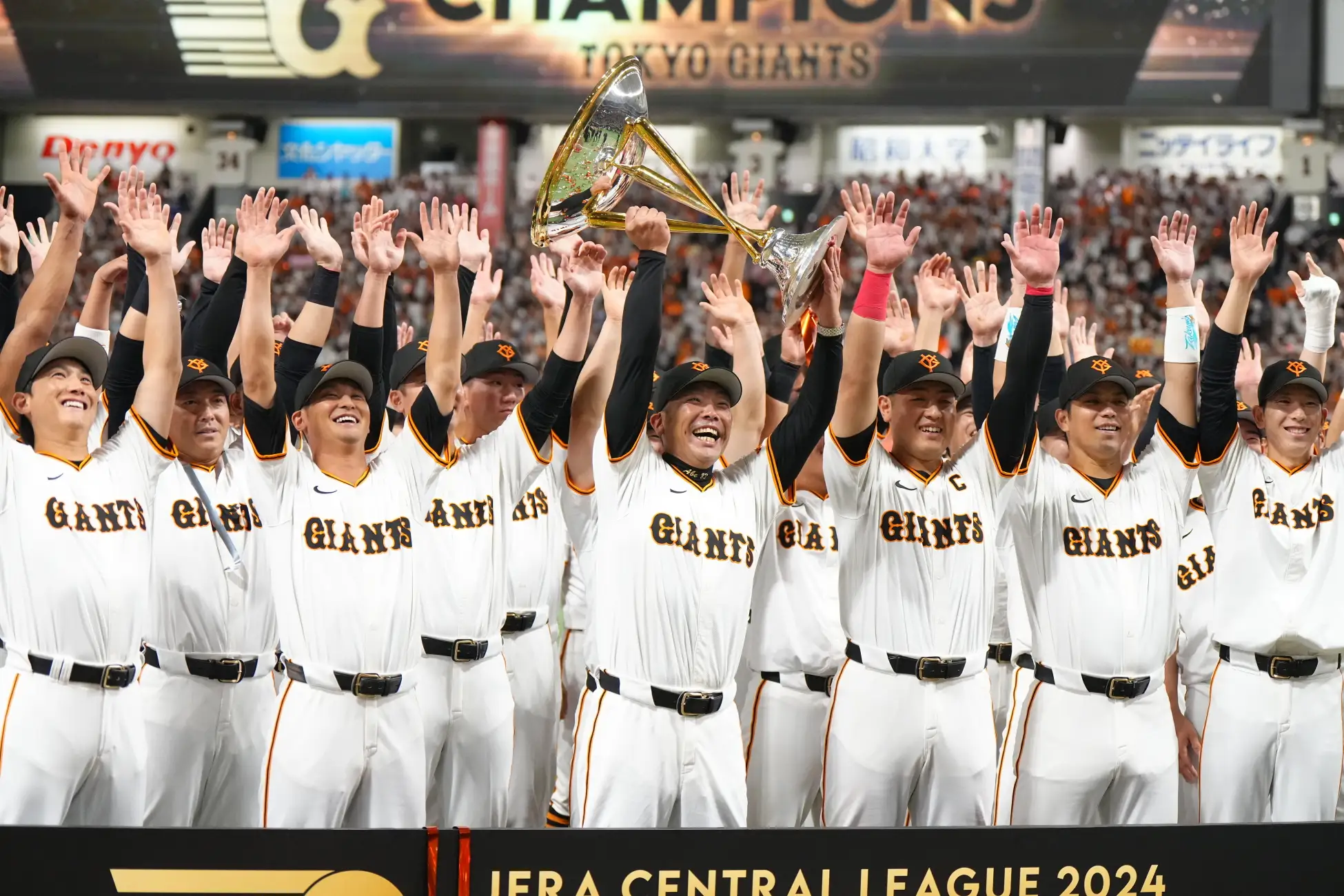 Blake Snell フィギュア & ワールドシリーズトロフィー ワールドシリーズ優勝トロフィーはティファニー製。製作に半年