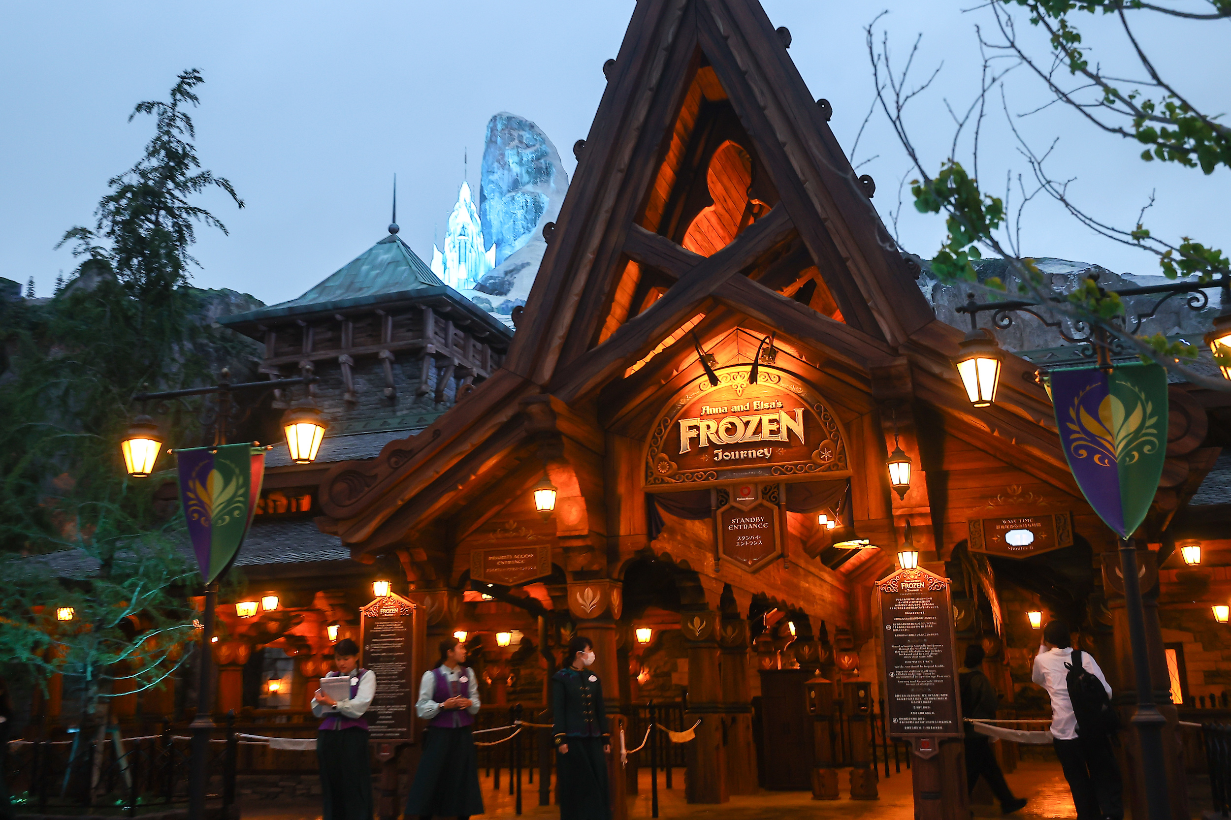 客が減るディズニーリゾート…でも売り上げは過去最高。新エリアだけ