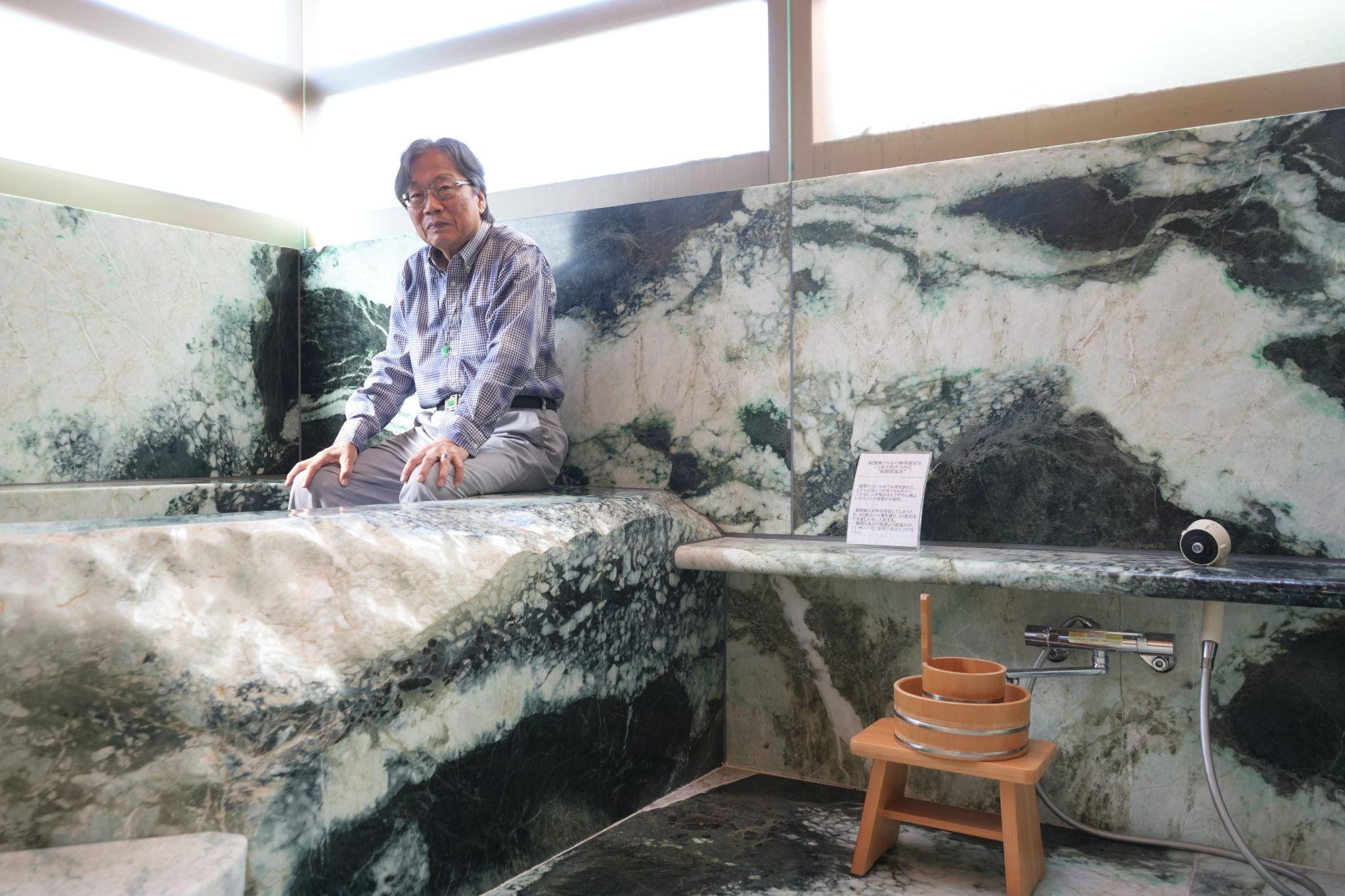 品川の高級住宅街になぜ博物館？ 「翡翠風呂」が名物、館長は“75歳