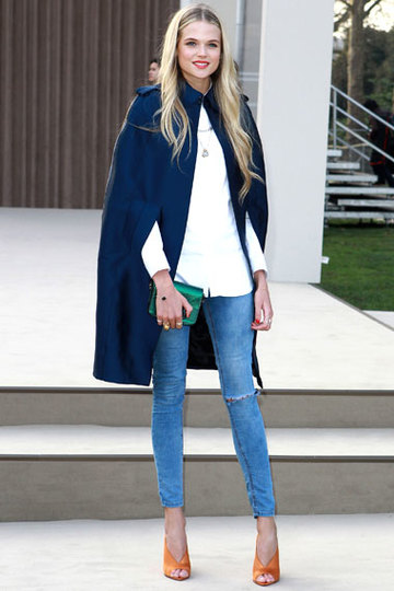 定番スタイルの 白シャツ デニム を今年らしく着こなすコツ Mashing Up