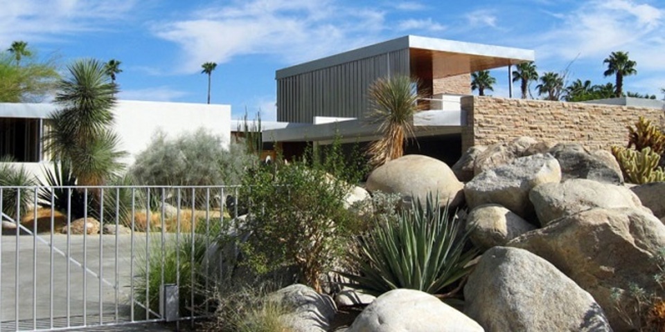 レトロな砂漠のリゾートで ビンテージクチュールのドレスを探す Mashing Up