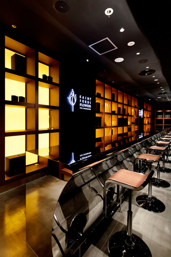 スーツ姿のポーターが届けてくれる 花のない花屋 があった Mashing Up