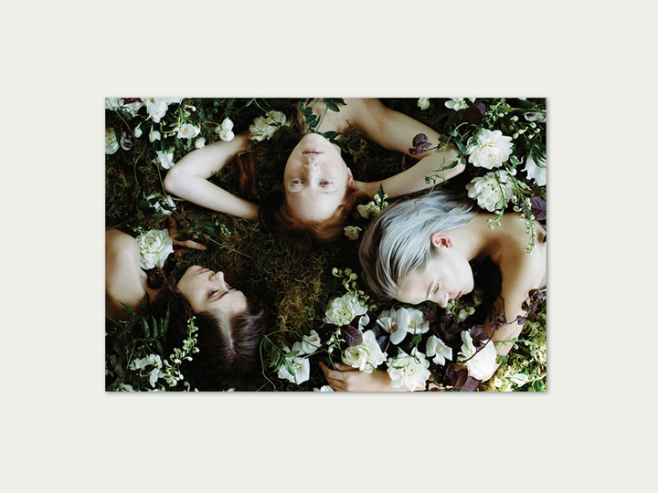 身近な人を花で飾った フィルムで撮り続ける写真家の物語 Mashing Up