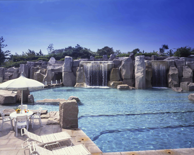 洞窟風バーも併設 シェラトンに大きな滝のあるプールがオープン Mashing Up