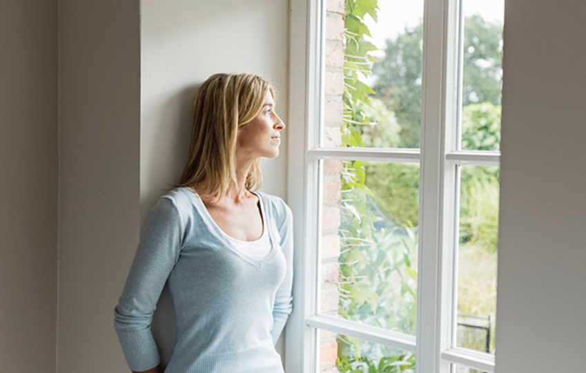 01_640_woman-staring-out-window-1000x636