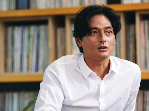 インスピレーションは星空のようなカオスから生まれる ネイキッド 村松亮太郎さんが提示する新たなアートの形 Mashing Up