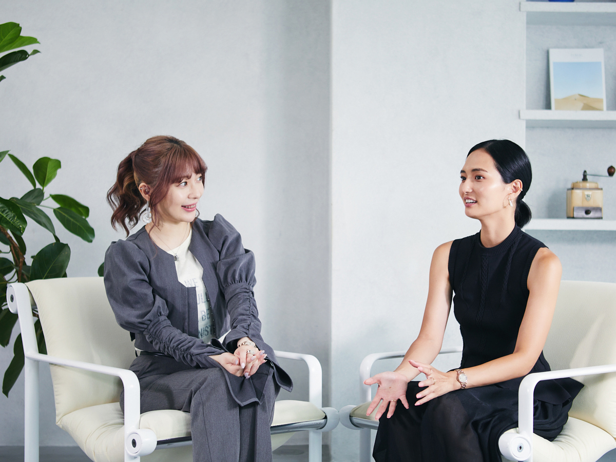 最終BALENCIAGA三つ折り財布クラシックブラック×ゴールド山賀琴子愛用 仕事にも人生にも、彩りを。クリエイティブを通して社会にハピネスを