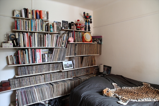 パリのインテリア レコードやcdが溢れる音楽好きデザイナーの楽しいカオス空間 Mashing Up