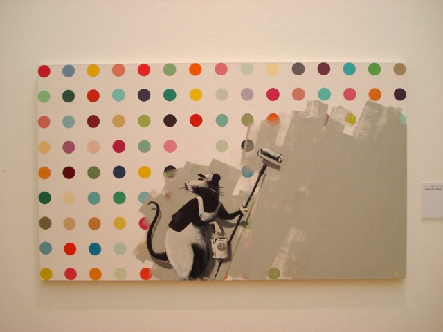 「Banksy VS. Bristol Museum」で展示された同郷出身のイギリスを代表するアーティスト、ダミアン・ハーストとのコラボ作品。 Photo by yoshihiro hoshina