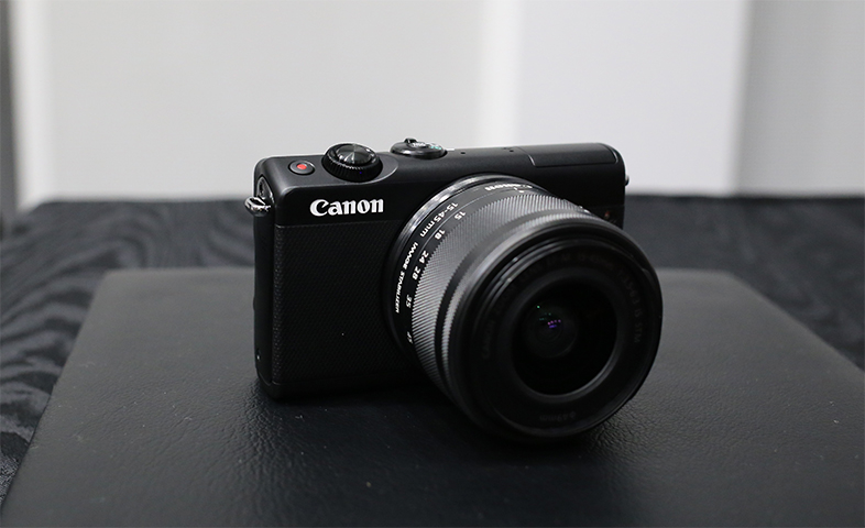 キヤノン「EOS M100」発表！ 華奢な見た目の隠れマッチョ的ミラーレス
