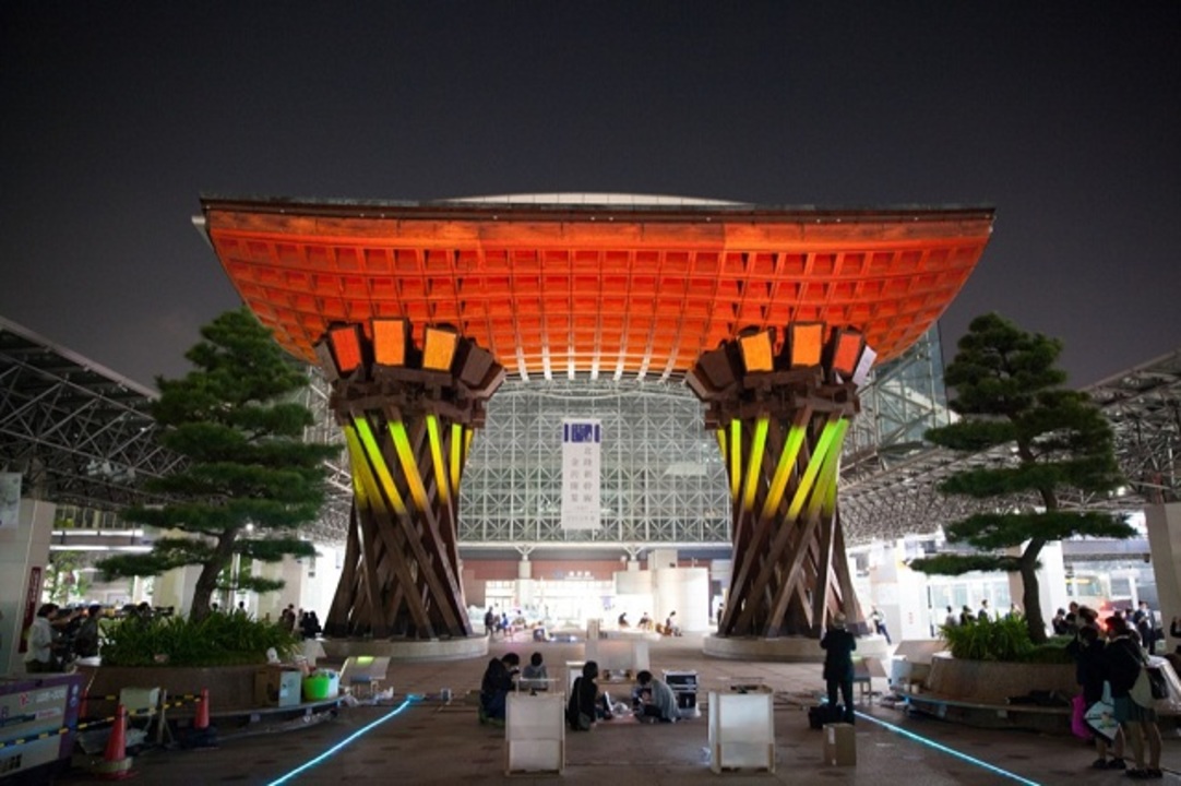 金沢駅に幻想的なプロジェクションマッピング。手がけたのは金沢工業大学の学生だった ギズモード・ジャパン