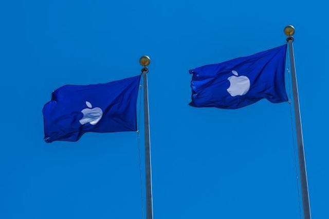 150908applebluewhiteflag.jpg