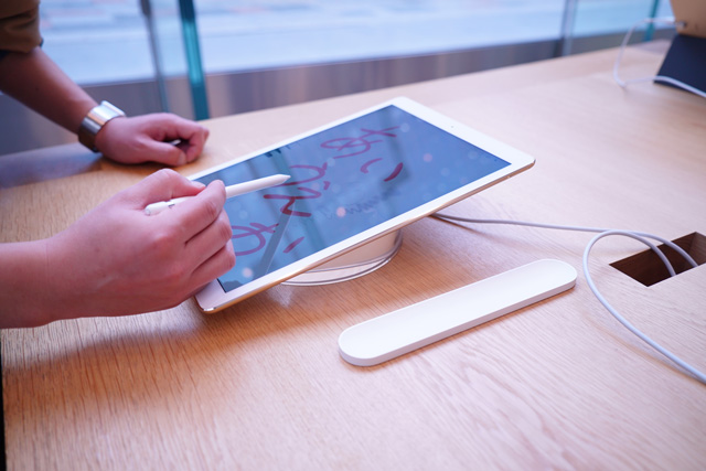 20151130applestore3D08.jpg