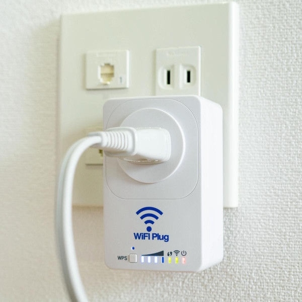 「見守りコンセントWiFi-Plug」をコンセントに差し込んだ様子