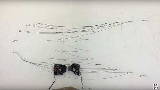 壁を這うロボット ボビンの受け渡し