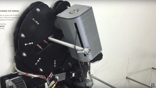 壁を這うロボット 近くでみるとこんな感じ