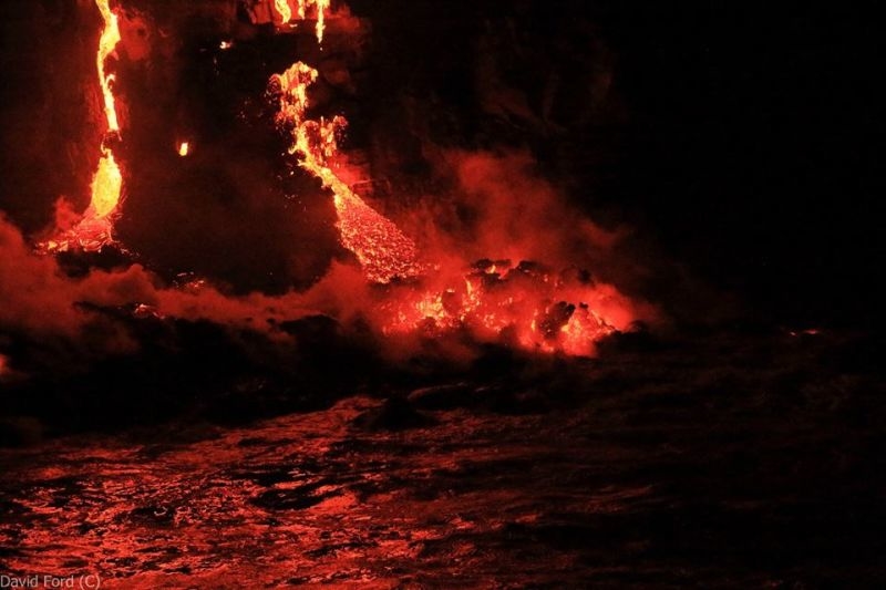 崖から海に流れ落ちるハワイの溶岩がファンタジーなことよ12