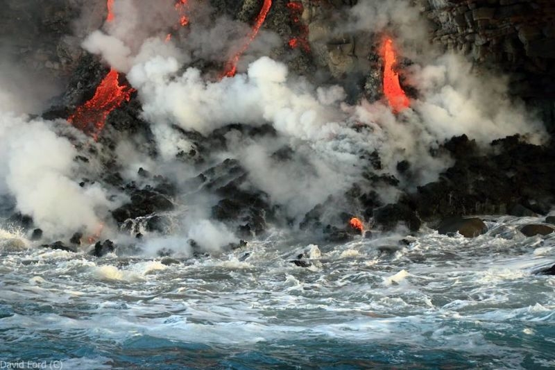 崖から海に流れ落ちるハワイの溶岩がファンタジーなことよ2