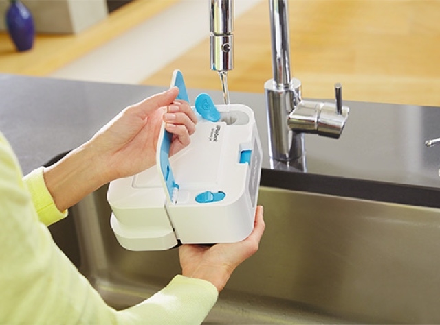 給水口からBraavaに水を入れる
