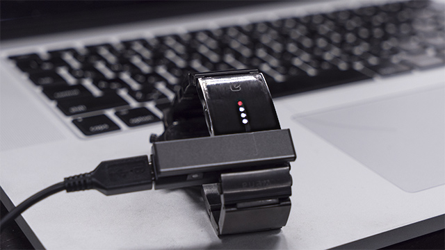 wena wristの充電はバンド部分をクリップで挟む仕組み