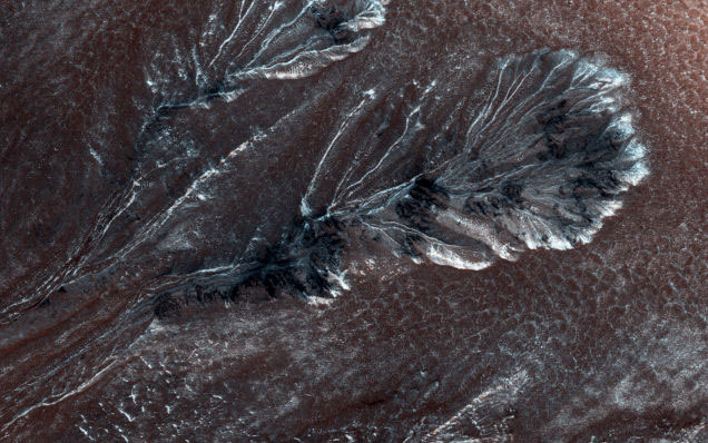 火星のテラフォーミングに核爆発はそんなに必要ないかも、火星の凍った峡谷