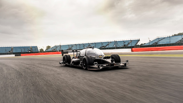 世界初の自動運転車によるカーレース「Roborace」テストカー1