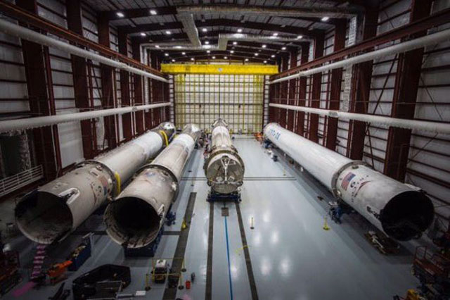 SpaceXの格納庫 Falcon 9だけではなく数台のロケットがある