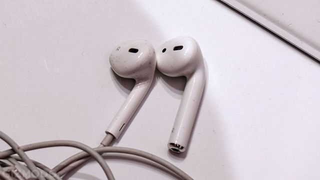 AirPodsとEarPodsを並べる