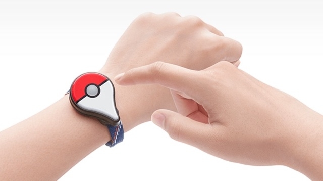 手首に付けられたPokémon GO Plus