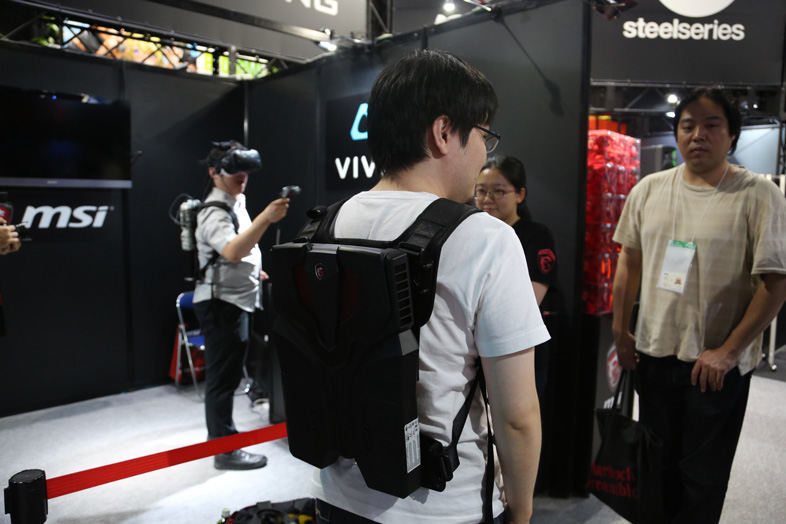 VR専用バックパック型PC「MSI VR One」 1