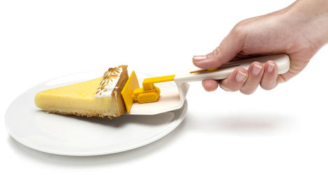 ケーキを倒さずお皿に運んでくれる、ちっちゃなブルドーザー2
