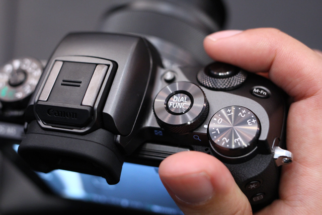 キヤノン「EOS M5」ハンズオン! タッチ&ドラッグAFの衝撃。デジタル一眼レフとの距離を大幅に縮めた7