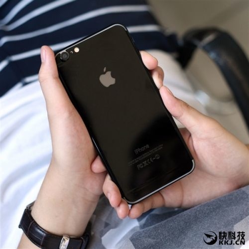 予約で枕を濡らしたあなたに。iPhone 7 ジェットブラック変身シール2