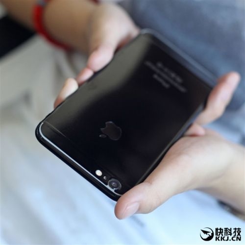 予約で枕を濡らしたあなたに。iPhone 7 ジェットブラック変身シール3