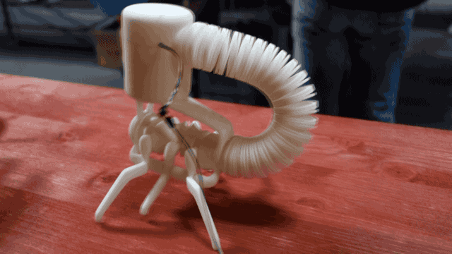3Dプリンタ製の歩く骨型ロボット「Ready to Crawl」2