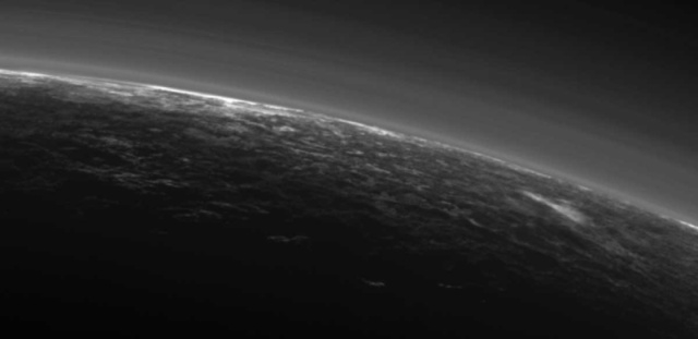 雲があるかもしれない冥王星、思っていたより地球の空に似てるかも?2