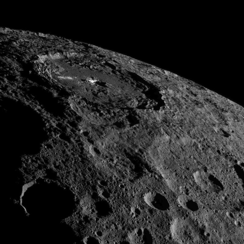 NASA、準惑星ケレスのクレーターの鮮明な写真の撮影に成功2