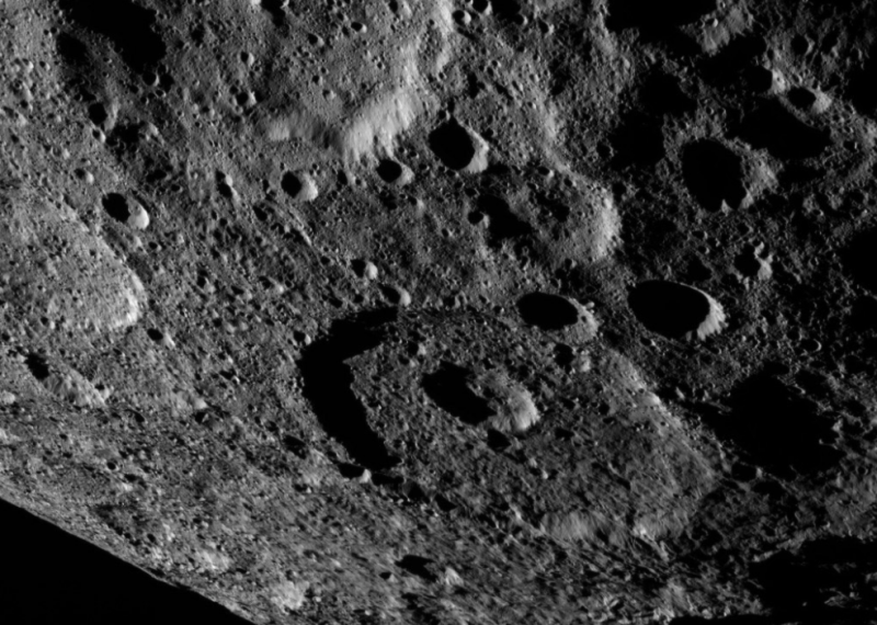 NASA、準惑星ケレスのクレーターの鮮明な写真の撮影に成功3