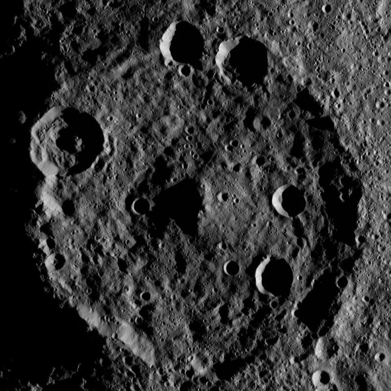 NASA、準惑星ケレスのクレーターの鮮明な写真の撮影に成功4