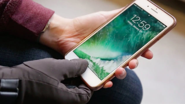 170127_iphone_touch_id_gloves.jpg