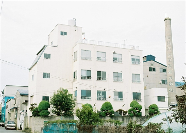 大正13年に創業した木村石鹸は、家庭用洗剤や業務用洗浄剤を、自社で企画開発から製造まで行う老舗メーカーで、子どもにも安心。石鹸成分を一から製造できる、国内では数少ないメーカー。「家事を遊びに、遊びを家事にする」をキーワードに、長年にわたって安全・安心な商品を提供している木村石鹸のものづくりについてうかがった。大掃除にもぴったりだ。1