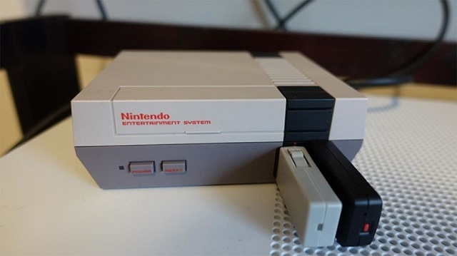 1 復刻版ファミコン用ワイヤレスコントローラー。より優れているのはどっち?