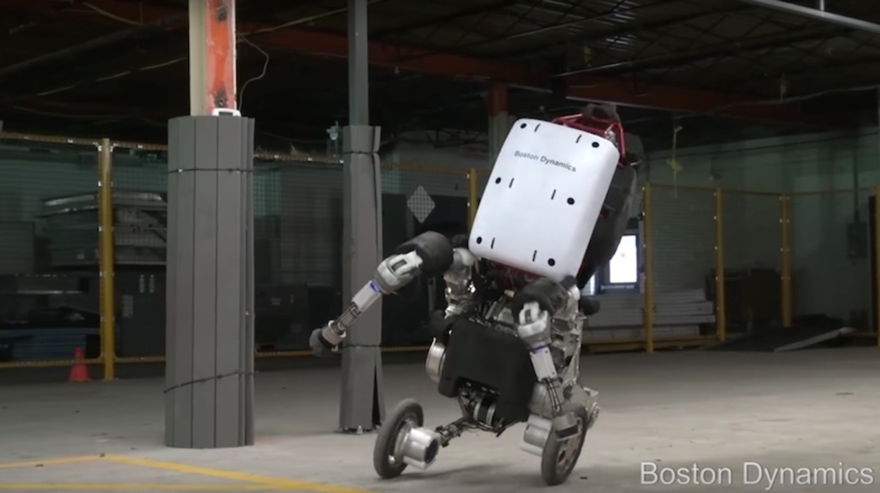 走る 跳ぶ 持ち上げる キモカワでおなじみboston Dynamics最新ロボットはタイヤつき 二足走行 ギズモード ジャパン