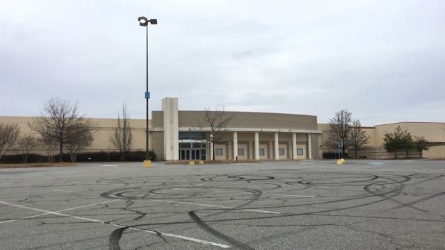 170414_oakhollowmall_exterior.jpg