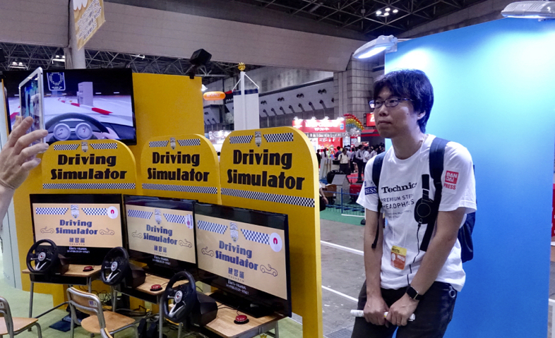 東京おもちゃショー専用の運転免許が取れるトヨタのドライビングシミュレーターを体験2