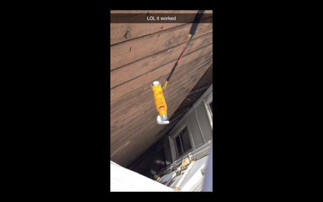 9 届かないところに落ちたAirPodを救出する感動のムービー「プライベート・エアポッド」に涙(動画あり)