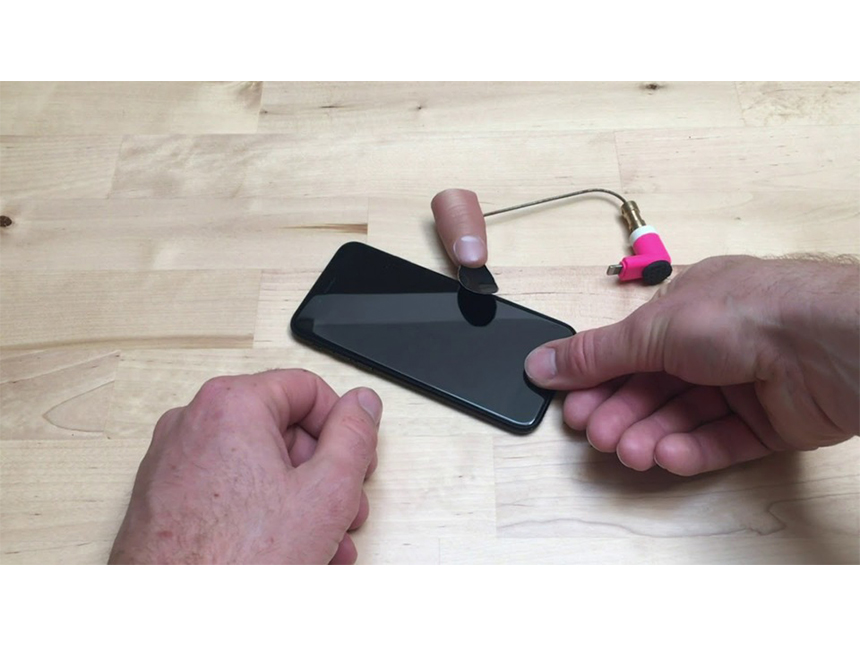 デートアプリ Tinder を自動でめくる おバカ発明 Tinda Finger ギズモード ジャパン