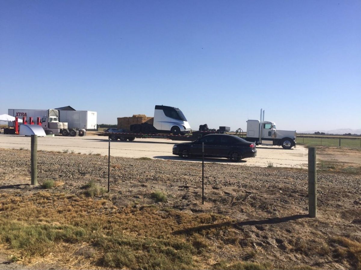 171010_tesla_semi_truck_leak_1-1