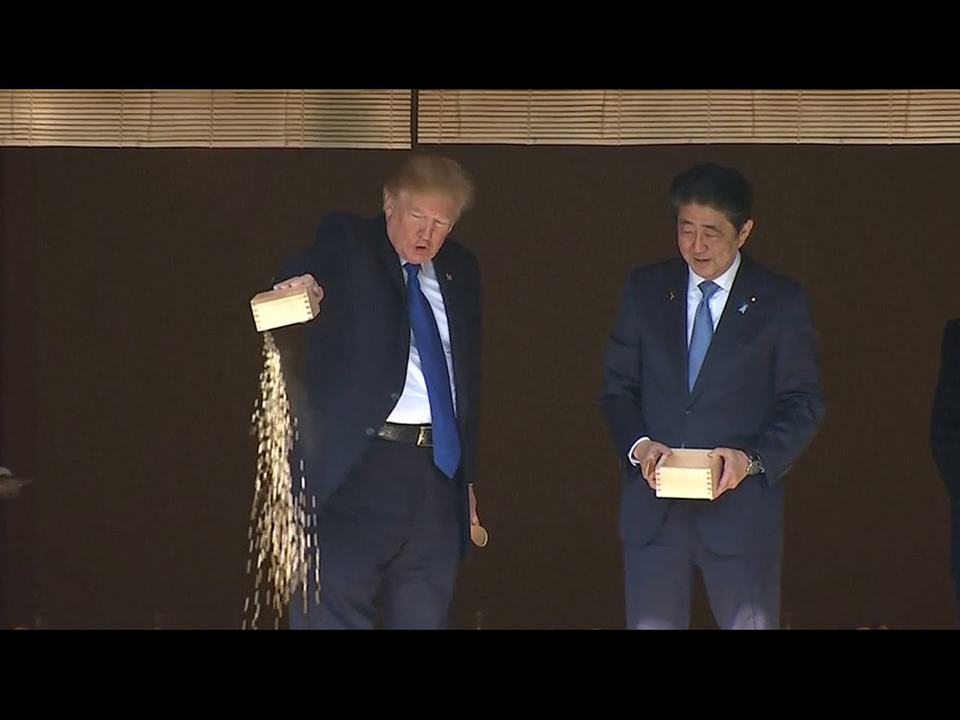 鯉に升ごと餌をやるトランプの写真の真相 ギズモード ジャパン